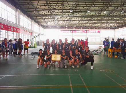 一群人在跳舞
中度可信度描述已自动生成